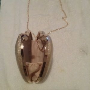 Fashionable cross body handbag